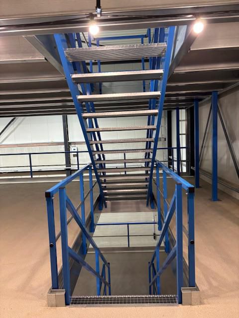 Almacon Storage Systems BV is gespecialiseerd in het ontwerpen van dragende constructies in magazijnen. Trappen